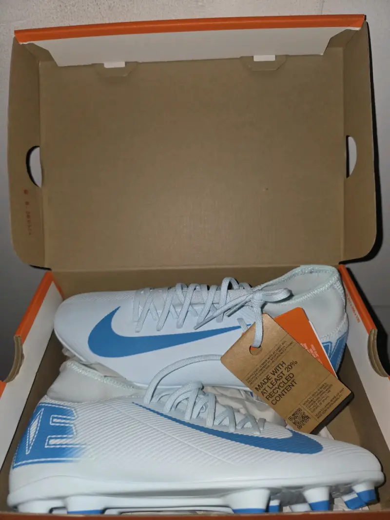 Zapatos de fútbol celestes nuevos - 2