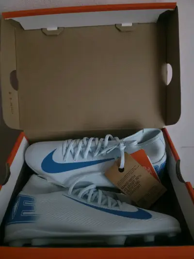 Zapatos de fútbol celestes nuevos - miniatura 3