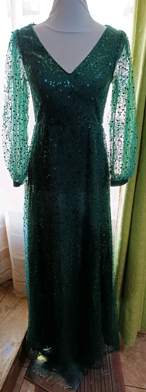 Vestido largo verde con lentejuelas - 2
