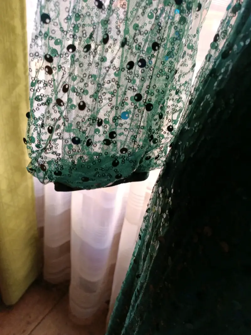 Vestido largo verde con lentejuelas - 3