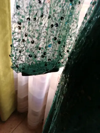 Vestido largo verde con lentejuelas - miniatura 3