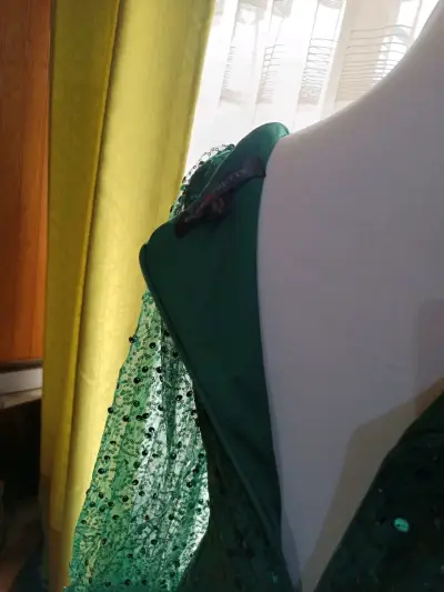 Vestido largo verde con lentejuelas - miniatura 4