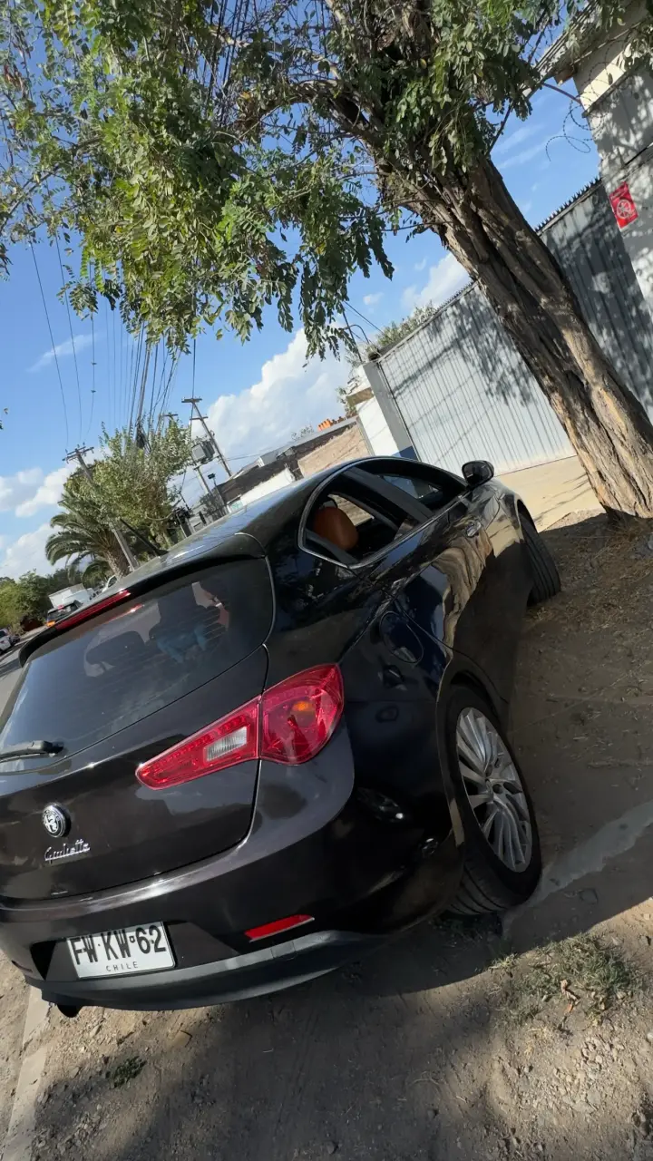 Auto Giulietta negro en buen estado - 1