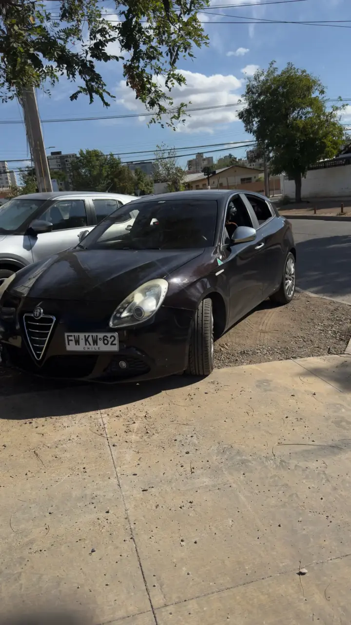 Auto Giulietta negro en buen estado - 3