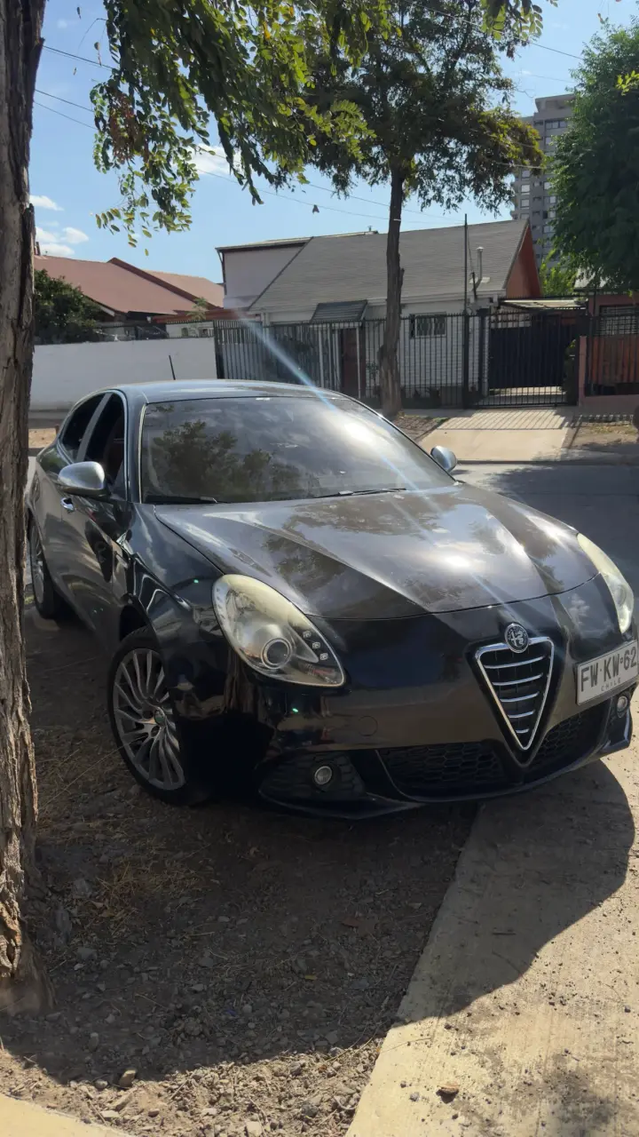 Auto Giulietta negro en buen estado - 4