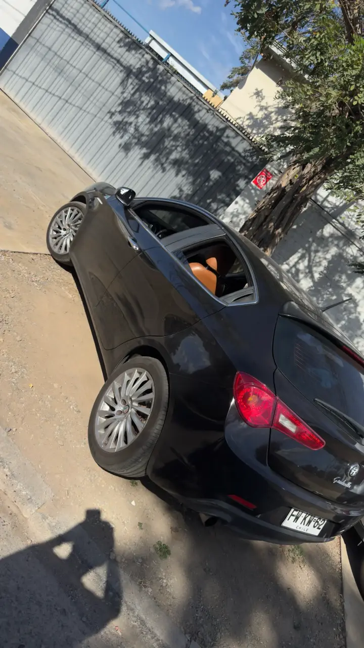 Auto Giulietta negro en buen estado - 5