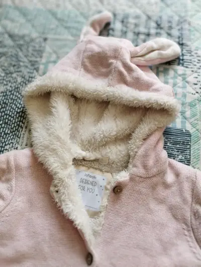 Chaqueta rosada con capucha para niña - miniatura 3