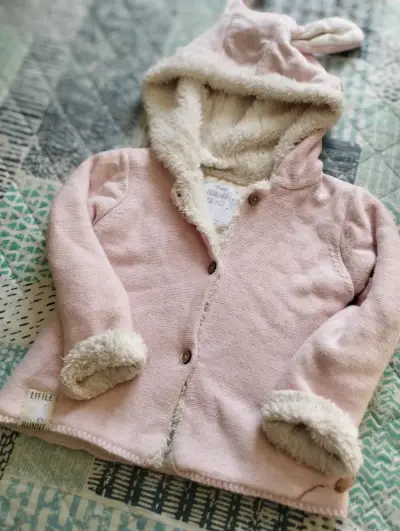 Chaqueta rosada con capucha para niña - miniatura 4