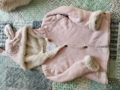 Chaqueta rosada con capucha para niña - miniatura 6