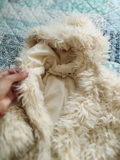 Abrigo peludo beige para niñas talla 4 Marca Yap - miniatura 2