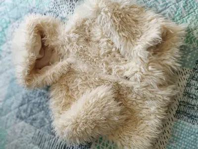 Abrigo peludo beige para niñas talla 4 Marca Yap - miniatura 3
