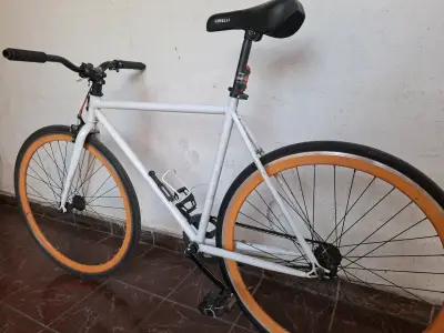 Bicicleta fixie blanca - miniatura 1