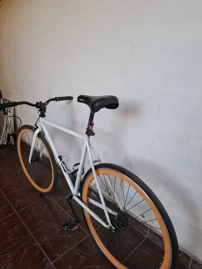 Bicicleta fixie blanca - miniatura 2