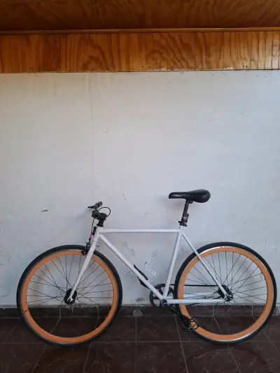 Bicicleta fixie blanca - miniatura 3