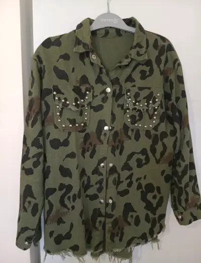 Chaqueta camuflaje verde con tachas talla m - miniatura 1
