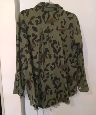Chaqueta camuflaje verde con tachas talla m - miniatura 2