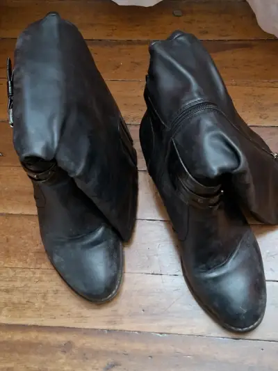 Botas de cuero negras usadas - miniatura 1