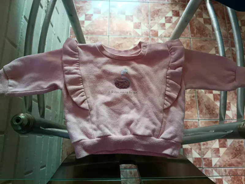 Polerón rosado con volantes para bebé