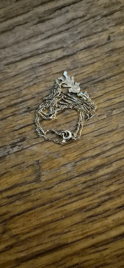 Collar con dije de niña - miniatura 3