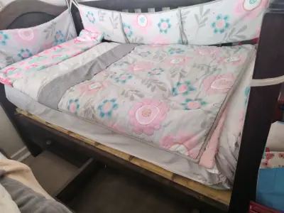 Cuna de madera con protecciones - miniatura 3