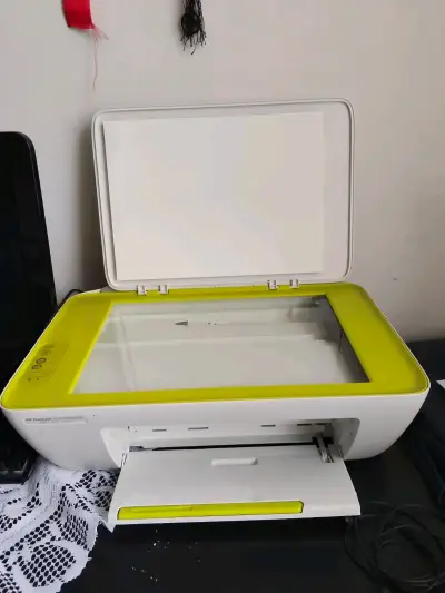 Impresora multifuncional blanca - miniatura 3