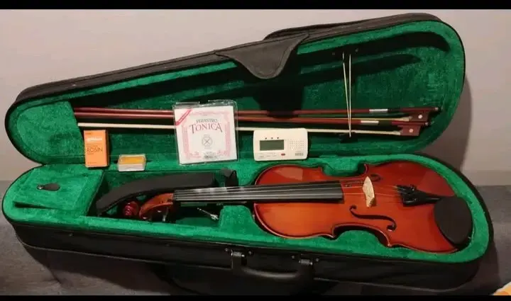 Violín con estuche y accesorios