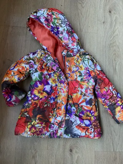 Chaqueta floreada con capucha - miniatura 1