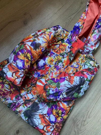 Chaqueta floreada con capucha - miniatura 3