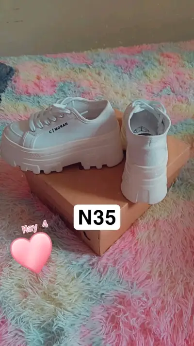 Zapatillas plataforma blancas, botas cafes $12.000 - miniatura 1