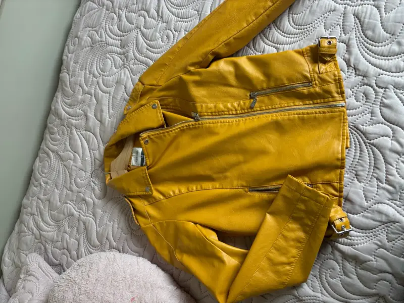 Chaqueta amarilla de cuero sintético - 1