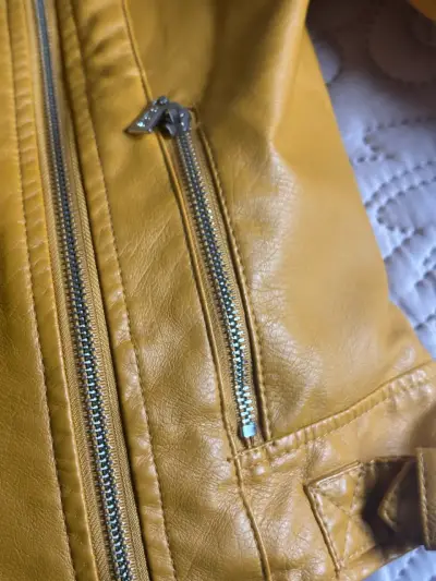 Chaqueta amarilla de cuero sintético - miniatura 3