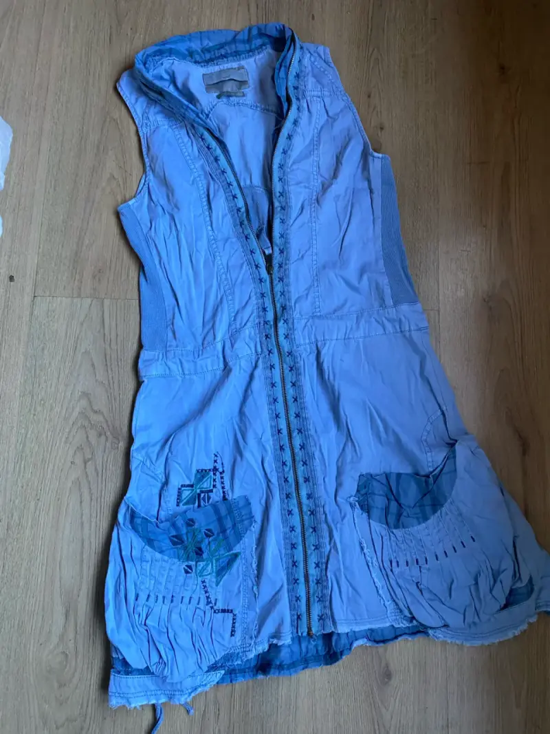 Vestido azul con bordados