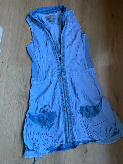 Vestido azul con bordados - miniatura 1