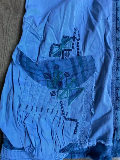 Vestido azul con bordados - miniatura 3