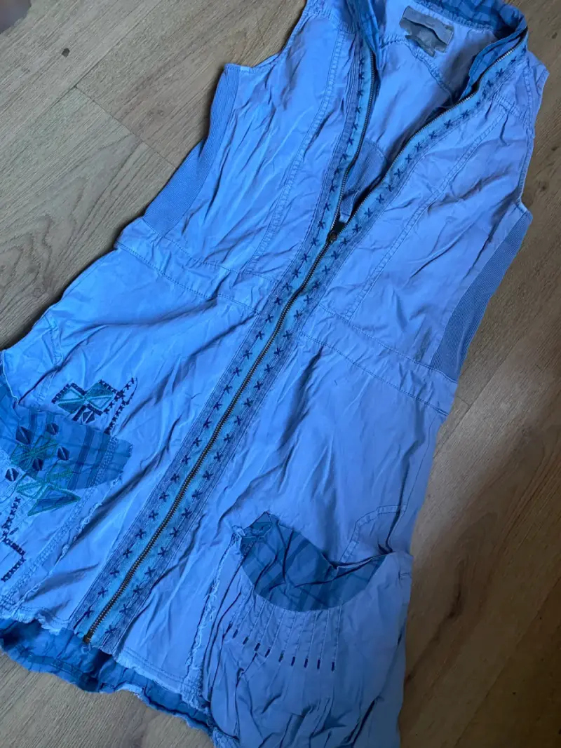 Vestido azul con bordados - 4