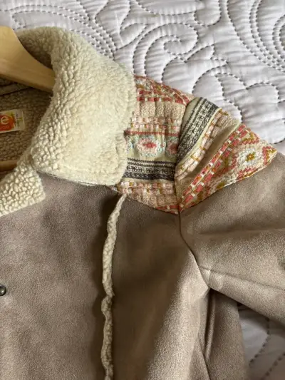 Abrigo umbrale de cuero con detalles bordados - miniatura 2