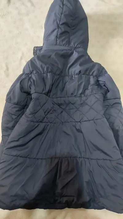 Chaqueta acolchada azul con capucha - miniatura 2