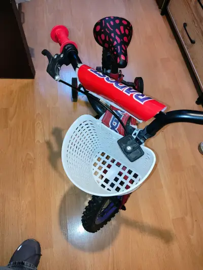Bicicleta infantil roja con canasto - miniatura 1