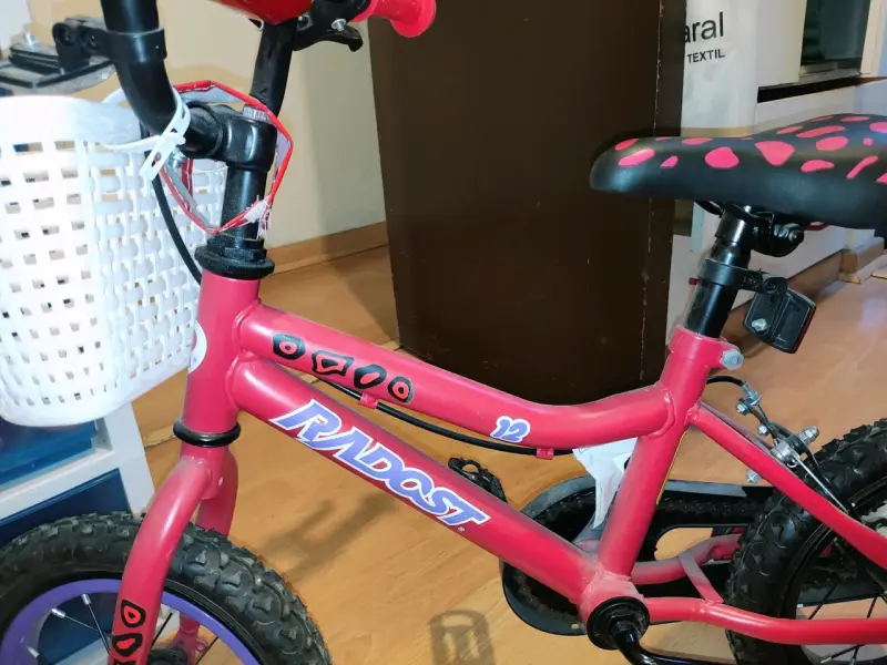 Bicicleta infantil roja con canasto - 4
