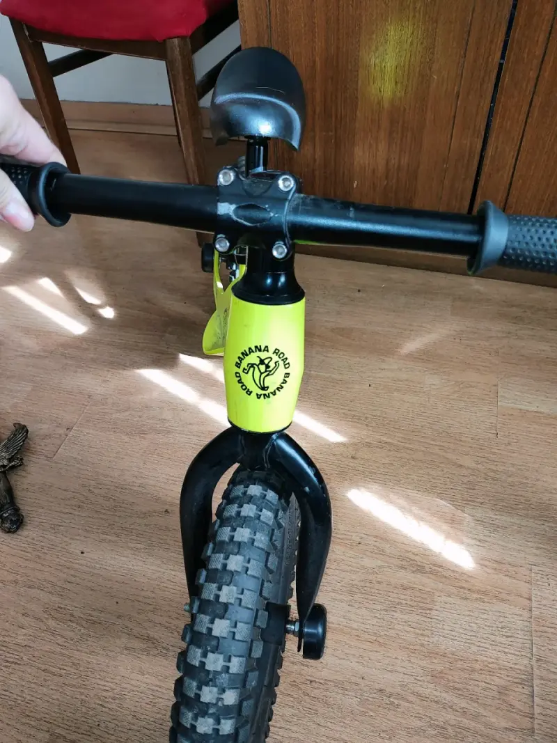 Bicicleta de equilibrio amarilla - 2