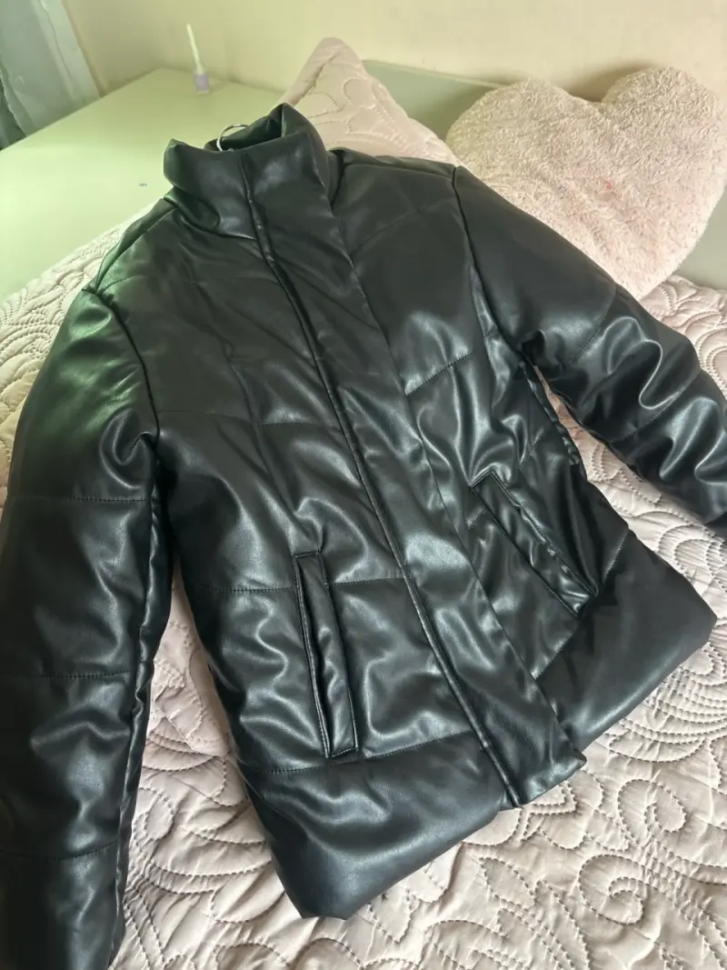 Chaqueta acolchada negra de invierno