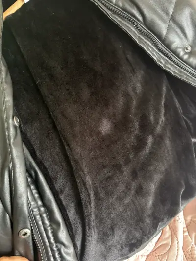 Chaqueta acolchada negra de invierno - miniatura 3