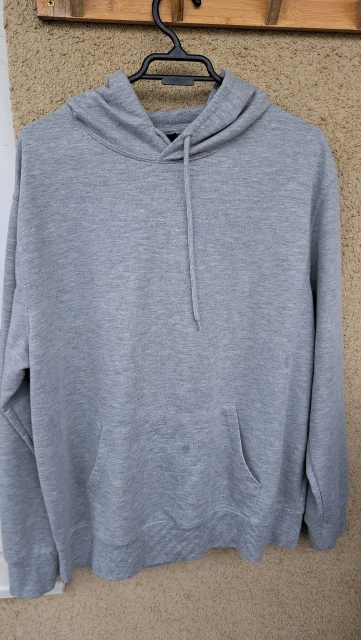 Polerón gris con capucha