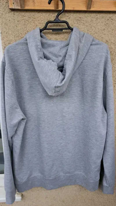 Polerón gris con capucha - miniatura 2