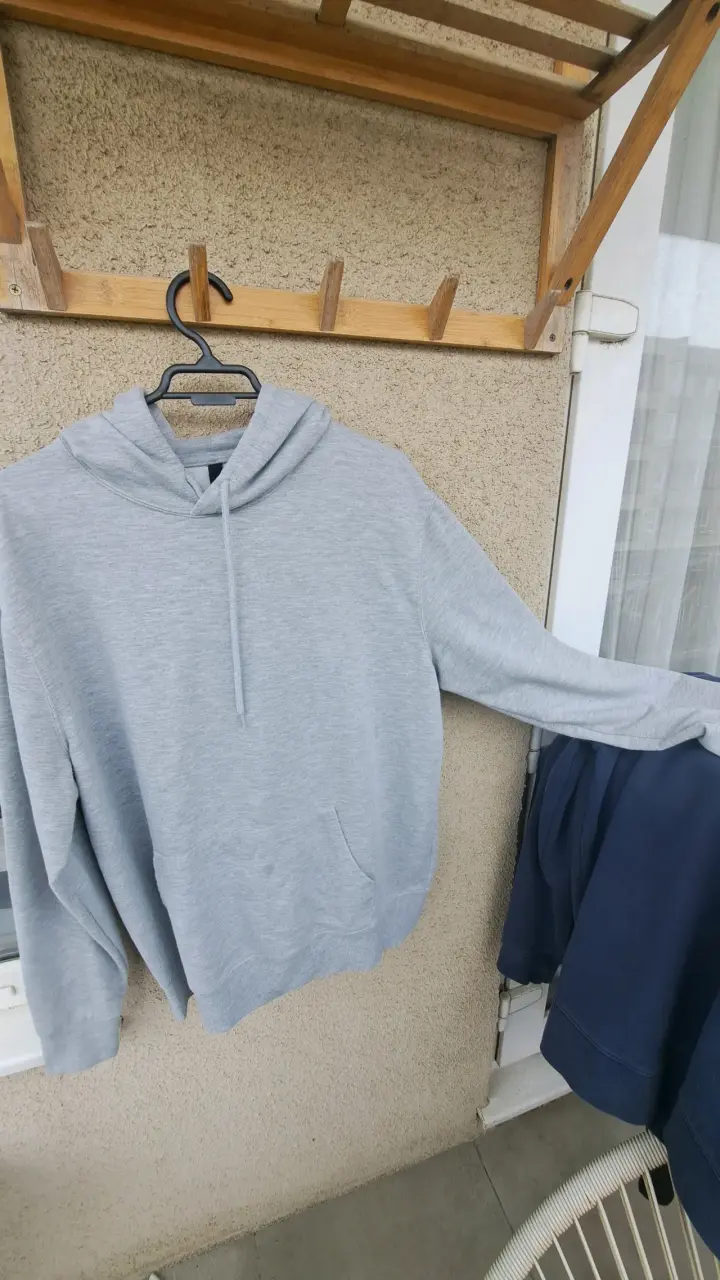 Polerón gris con capucha - 3