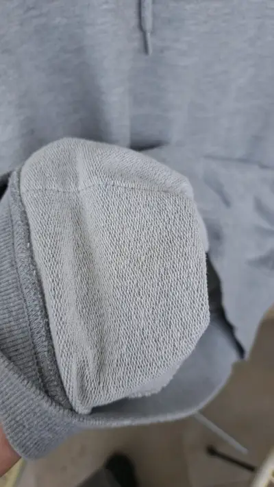 Polerón gris con capucha - miniatura 4