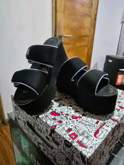 Sandalias negras con plataforma - miniatura 1
