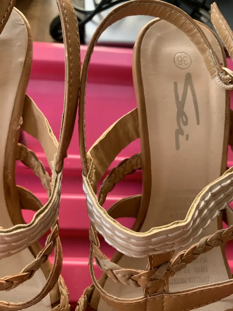 Sandalias de cuero marrón