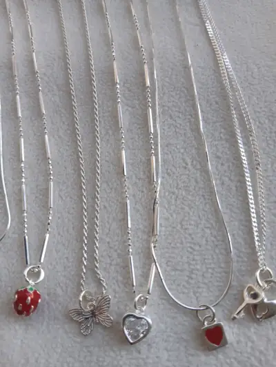 Collares de plata con dijes variados - miniatura 1