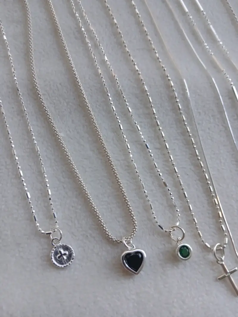 Collares de plata con dijes variados - 2